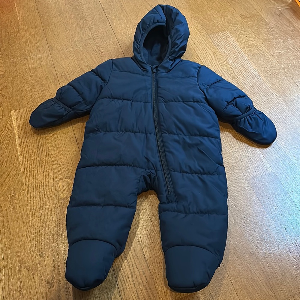*Like New* Old Navy one piece snowsuit 3-6 months